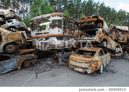 War in Ukraine: a dump of shot and burned cars in Irpin, Bucha district 90909910