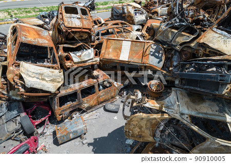 War in Ukraine: a dump of shot and burned cars in Irpin, Bucha district War in Ukraine: a dump of shot and burned cars in Irpin, Bucha district 90910005