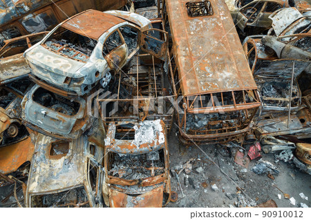 War in Ukraine: a dump of shot and burned cars in Irpin, Bucha district 90910012