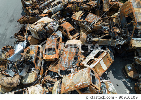 War in Ukraine: a dump of shot and burned cars in Irpin, Bucha district 90910109