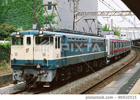 EF65 type 1000 series waiting for departure at Zushi station and 5050 series for Tokyu Toyoko line (transportation of instep type at the time of new production) 90910315