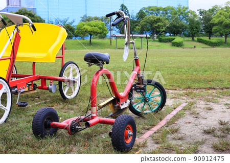 一個看起來很有趣的搞笑變形自行車 一個看起來很有趣的搞笑變形自行車 90912475