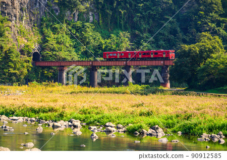 Scenery of Iwato "Hyakueda Tunnel and Hyakueda Railway Bridge (Iwato Railway Bridge)" Autumn Seasonal Scenery 90912585