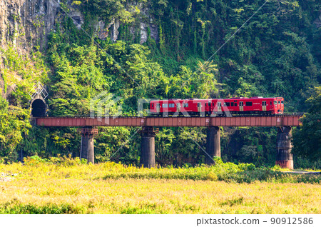 Scenery of Iwato "Hyakueda Tunnel and Hyakueda Railway Bridge (Iwato Railway Bridge)" Autumn Seasonal Scenery Scenery of Iwato "Hyakueda Tunnel and Hyakueda Railway Bridge (Iwato Railway Bridge)" Autumn Seasonal Scenery 90912586