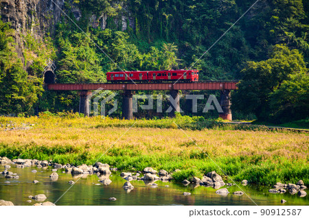 Scenery of Iwato "Hyakueda Tunnel and Hyakueda Railway Bridge (Iwato Railway Bridge)" Autumn Seasonal Scenery Scenery of Iwato "Hyakueda Tunnel and Hyakueda Railway Bridge (Iwato Railway Bridge)" Autumn Seasonal Scenery 90912587
