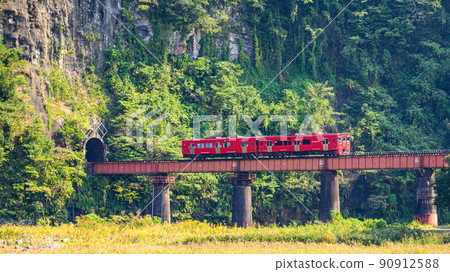 岩戶的風景“百枝隧道和百枝鐵道大橋（岩戶鐵道大橋）”秋天的四季風景 90912588