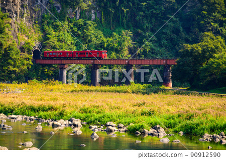 岩戶的風景“百枝隧道和百枝鐵道大橋（岩戶鐵道大橋）”秋天的四季風景 90912590