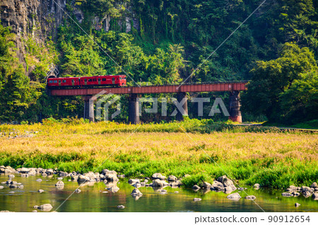 岩戶的風景“百枝隧道和百枝鐵道大橋（岩戶鐵道大橋）”秋天的四季風景 90912654