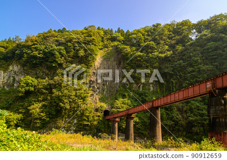 Scenery of Iwato "Hyakueda Tunnel and Hyakueda Railway Bridge (Iwato Railway Bridge)" Autumn Seasonal Scenery Scenery of Iwato "Hyakueda Tunnel and Hyakueda Railway Bridge (Iwato Railway Bridge)" Autumn Seasonal Scenery 90912659