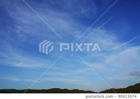 午後夏日天空中的雲山·210721PM 90913074