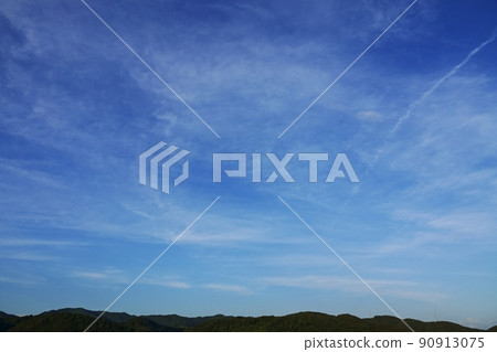 午後夏日天空中的雲山·210721PM 90913075