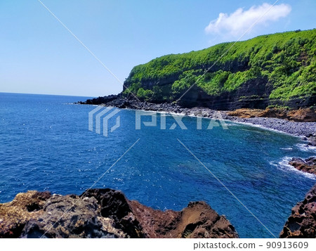 Island cliffs and blue sea (Hachijojima) Island cliffs and blue sea (Hachijojima) 90913609