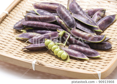 Tutankhamen's peas, peas, freshly harvested vegetables, healthy vegetables 90913908