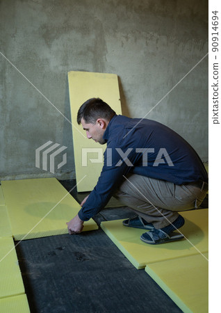 Installation of expanded polystyrene for floor insulation. Installation of expanded polystyrene for floor insulation. 90914694