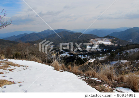從 Miyama-Rurikei 遠足小徑欣賞雪面和周圍群山 從 Miyama-Rurikei 遠足小徑欣賞雪面和周圍群山 90914991