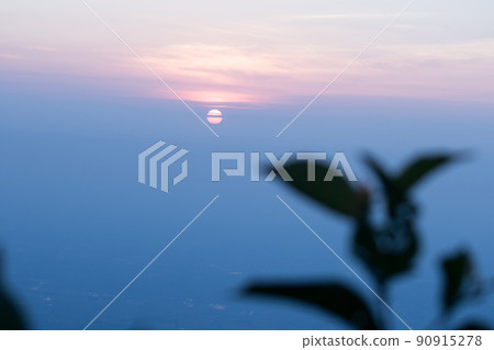 The sun rises in the morning with a beautiful orange light. 90915278