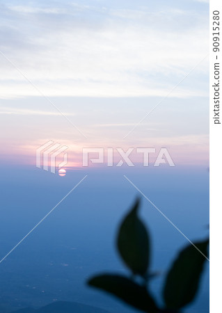 The sun rises in the morning with a beautiful orange light. 90915280