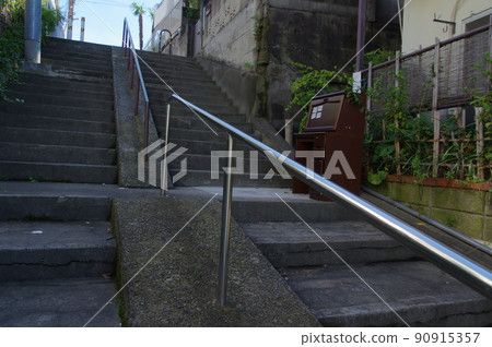 城市樓梯和廢棄的超大垃圾 城市樓梯和廢棄的超大垃圾 90915357