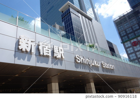 Shinjuku station south exit 90916118