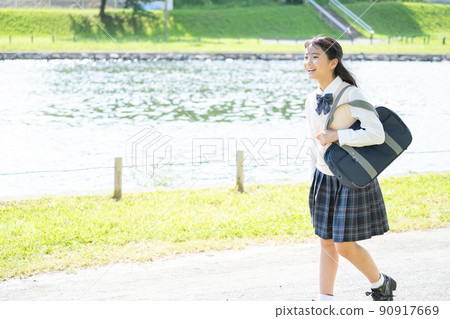 A junior high school girl in uniform who goes to school 90917669