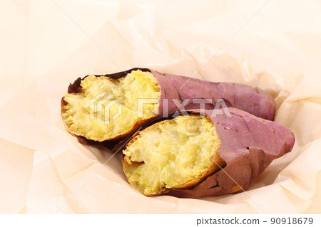 Roasted sweet potato Beni Yuka Beni Yukan Beni Haruka divided into two Roasted sweet potato Beni Yuka Beni Yukan Beni Haruka divided into two 90918679