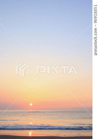 六月中旬，茨城縣河原市海灘的日出 90918851