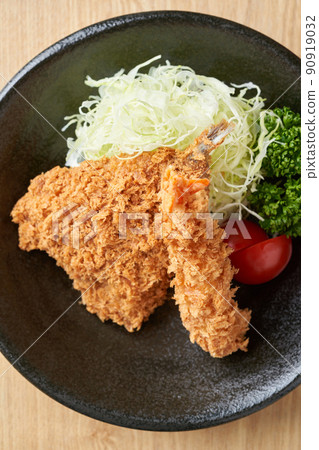 Fried shrimp and horse mackerel Fried shrimp and horse mackerel 90919032