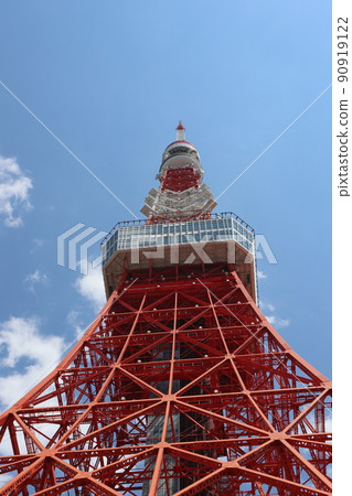 仰望藍天、白雲和東京塔的風景 90919122