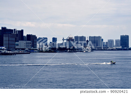 (海邊風景)在海面上行駛的船,留在海面上的船的軌跡 (海邊風景)在海面上行駛的船,留在海面上的船的軌跡 90920421