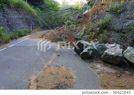 Roads completely closed due to landslides caused by natural disasters 90921645