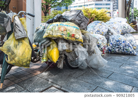 一個裝滿自行車和許多空罐頭的塑料袋 90921805