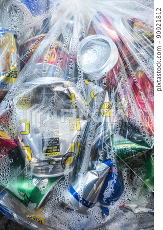 Empty can bag up cloudy due to temperature difference Empty can bag up cloudy due to temperature difference 90921812