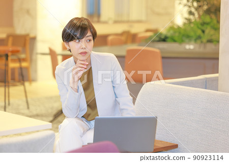 坐在沙發上思考 1 的女商人 90923114