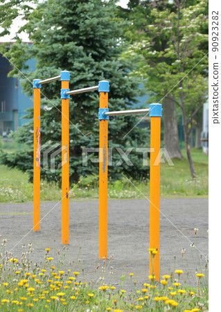 單槓、公園、玩具、遊戲、兒童、背臀圈、公共設施、戶外、遊戲、遊樂場 單槓、公園、玩具、遊戲、兒童、背臀圈、公共設施、戶外、遊戲、遊樂場 90923282