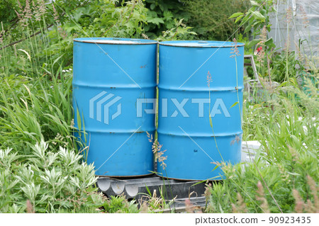 Drums, containers, circles, cylinders, containers, iron, outdoors, cans 90923435