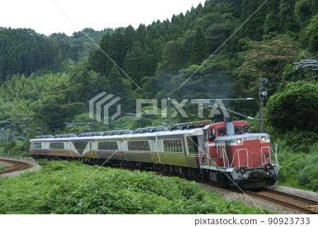 北陸本線 Isurugi-Kurikara JR West DE10-1035（富山）+12系（金澤）Waku Waku Danran 90923733