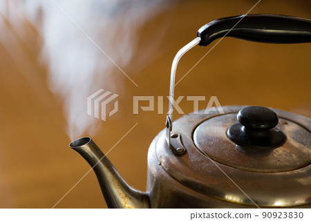 從水壺中沸騰的蒸汽 90923830