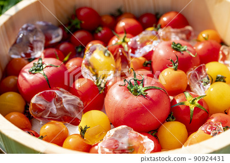 冰鎮的新鮮西紅柿 90924431