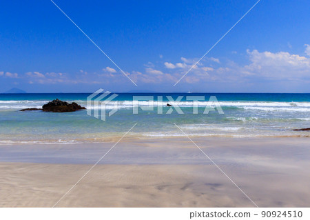 The wonderful blue sea and sky of Kisami Ohama Beach in Minamiizu 90924510