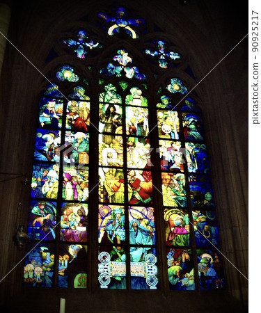 大教堂的彩色玻璃 90925217
