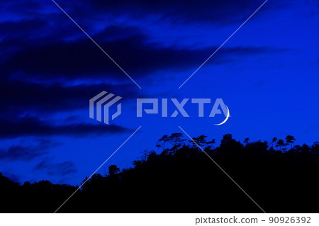一個孤獨的新月的風景 一個孤獨的新月的風景 90926392
