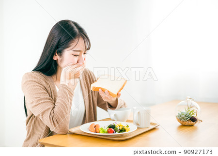 吃麵包的女性(不信任胃口/不能吃) 吃麵包的女性(不信任胃口/不能吃) 90927173