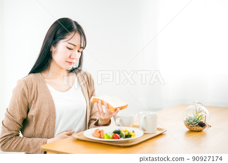 吃麵包的女性(不信任胃口/不能吃) 吃麵包的女性(不信任胃口/不能吃) 90927174