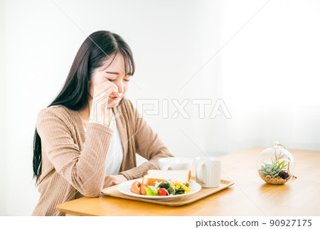 一個困倦而不能吃早餐的女人(神經性厭食症/食慾不振) 一個困倦而不能吃早餐的女人(神經性厭食症/食慾不振) 90927175
