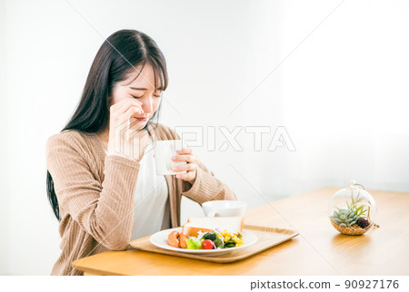 困倦而不能吃早餐的女性(低血糖/食慾不振) 困倦而不能吃早餐的女性(低血糖/食慾不振) 90927176
