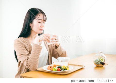 困倦而不能吃早餐的女性(低血糖/食慾不振) 困倦而不能吃早餐的女性(低血糖/食慾不振) 90927177