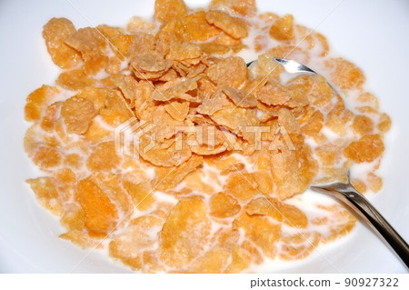 Milk and corn flakes (6) Milk and corn flakes (6) 90927322