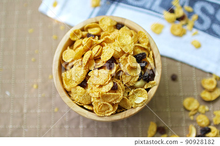 Close up honey caramel cornflakes with raisins and cashews 90928182