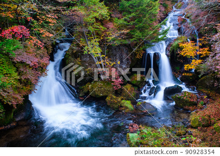 Ryuzu Falls (Autumn) 90928354