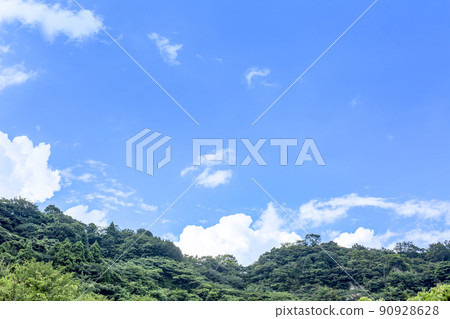 藍天和雲彩和山 90928628